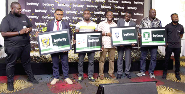 The Club representatives displaying their plaques. The Club representatives displaying their plaques.
