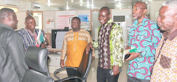 Mr Ransford Tetteh (2nd left), Ag. Managing Director, GCGL, Prof Alex Dodoo (3rd right), Director General of GSA, Mr Kingsley Inkoom (right), Acting Editor of the Daily Graphic, Mr Nehemiah Owusu-Achiaw (left), Daily Graphic News Editor, GCGL, Mr Peter Agbeko (2nd right), Head of Public Relations, GSA, and Mr George Kojo Anti (3rd left), Business Development Manager, GSA, in an interaction during a visit to the Graphic newsroom. Picture: EDNA ADU-SERWAA