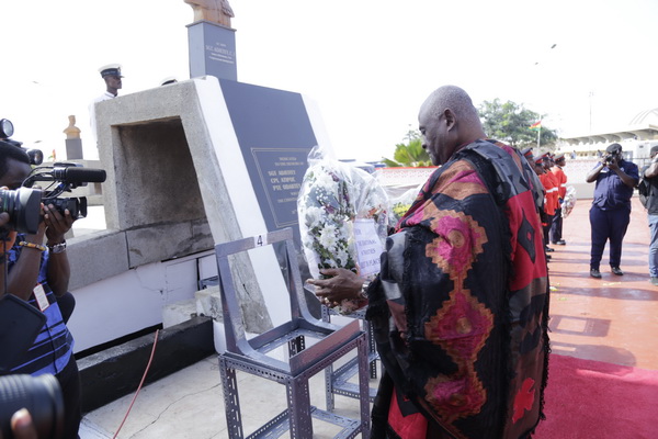 Nii Okwei Kinka Dowuona VI, Osu Mantse, laying a wreath on behalf of the traditional authorities. 
