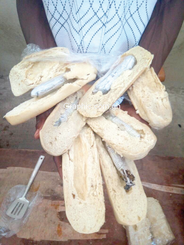 Bread stuffed with dried leaves suspected to be narcotics and mobile phones Bread stuffed with dried leaves suspected to be narcotics and mobile phones