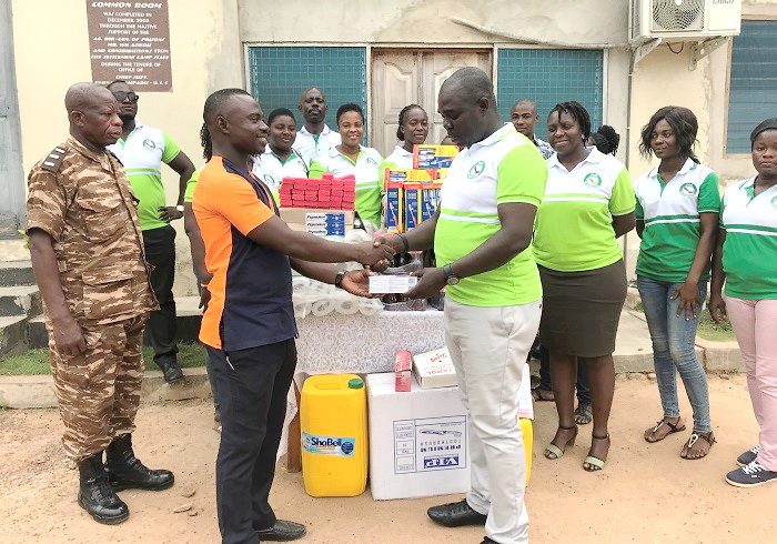 Mr Agyeman Korboa presenting the items to ASP Koomson