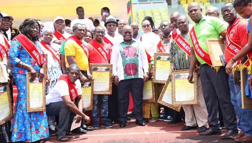 TANGABISI congratulate national best worker, Edward Kareweh