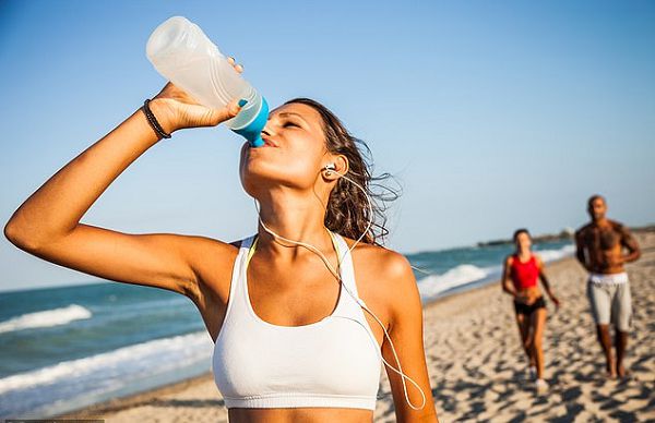 Human kidneys are only able to process 800-1,000 mL of water an hour (stock) Human kidneys are only able to process 800-1,000 mL of water an hour (stock)
