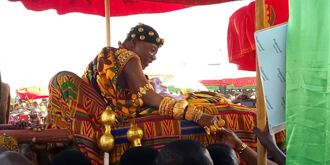 Nana Wiafe Akenten III, Offinsohene in a palanquin receiving messages of goodwill Nana Wiafe Akenten III, Offinsohene in a palanquin receiving messages of goodwill