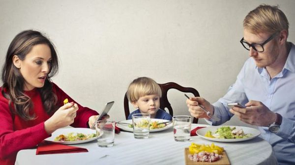 Restaurant chain bans mobile phones Restaurant chain bans mobile phones