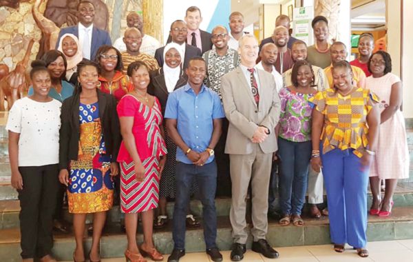 Mr Andrew Barnes (4th left) with the scholarship recipients Mr Andrew Barnes (4th left) with the scholarship recipients
