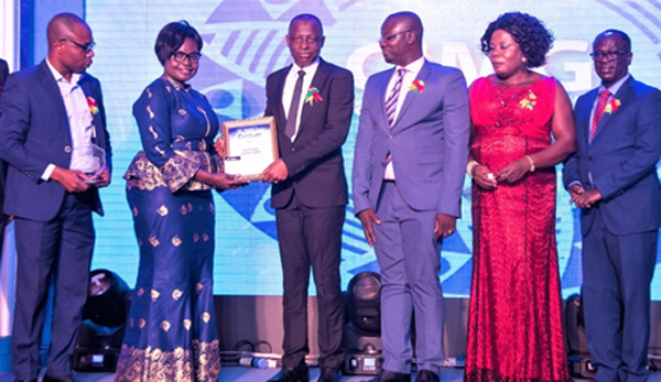 Mrs Comfort Owusu, Executive Director of Association of Rural Banks, presenting the award to the CEO Mr Siaka Ahmed Baba, while Issaka Rasheed, Head, Risk & Compliance(extreme left)Ernest Owusu Dapaa, Board Member (3rd from right)Mrs Georgina Addai, Board member and Mr Bernard Asamoah Boateng, Board Chairman (extreme right) look on admirably Mrs Comfort Owusu, Executive Director of Association of Rural Banks, presenting the award to the CEO Mr Siaka Ahmed Baba, while Issaka Rasheed, Head, Risk & Compliance(extreme left)Ernest Owusu Dapaa, Board Member (3rd from right)Mrs Georgina Addai, Board member and Mr Bernard Asamoah Boateng, Board Chairman (extreme right) look on admirably