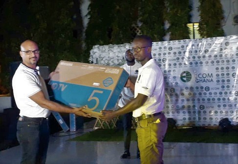 Mr Sudhir Khumar (left), General Manager/Crop Doctor, Ecom, presenting an award to Mr Ishmael Acheampong, a franchise holder from Bogoso