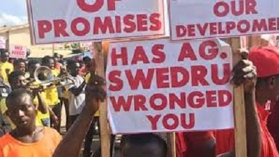 some angry youths of Swedru hits the streets some angry youths of Swedru hits the streets