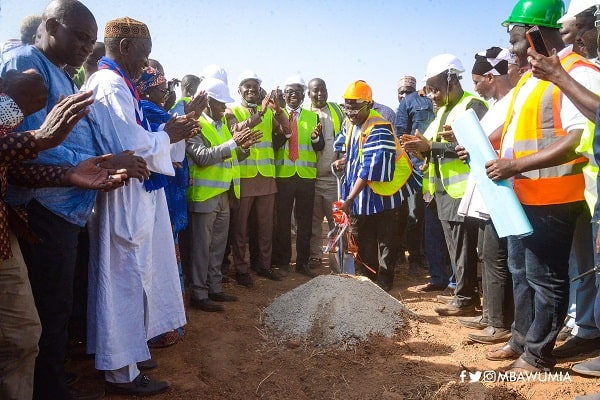 Vice-President Mahamudu Bawumia cutting the sod to begin the project Vice-President Mahamudu Bawumia cutting the sod to begin the project
