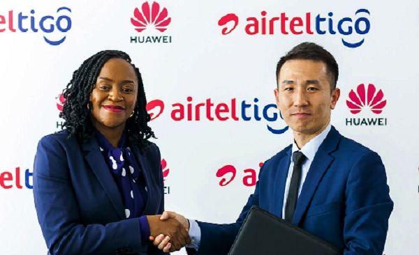 Ms Mitwa Kaemba Ng’ambi (left) exchanging agreement with Mr Tommy Zhouwei Ms Mitwa Kaemba Ng’ambi (left) exchanging agreement with Mr Tommy Zhouwei