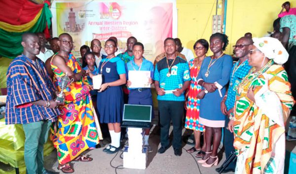 Awulae Amihere Kpanyinli III (2nd left) presenting the award to the overall winners, while others look on Awulae Amihere Kpanyinli III (2nd left) presenting the award to the overall winners, while others look on