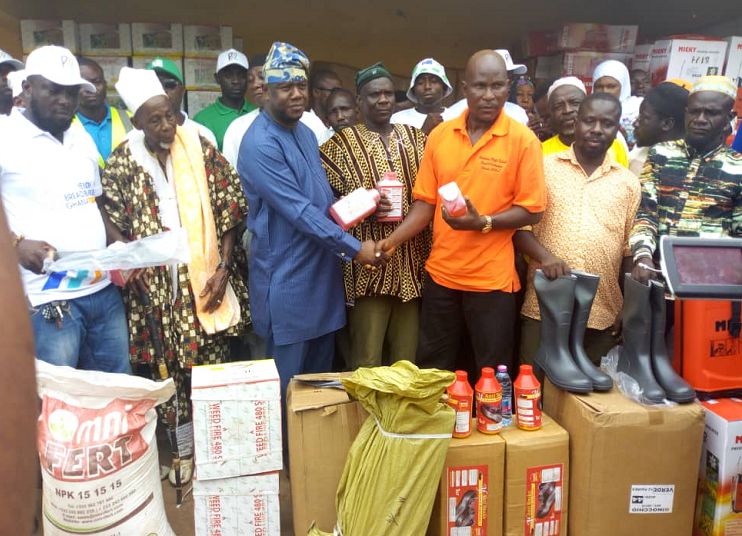Alhaji Farouk Aliu Mahama (in blue dress) presenting some of the items to the farmers. Alhaji Farouk Aliu Mahama (in blue dress) presenting some of the items to the farmers.