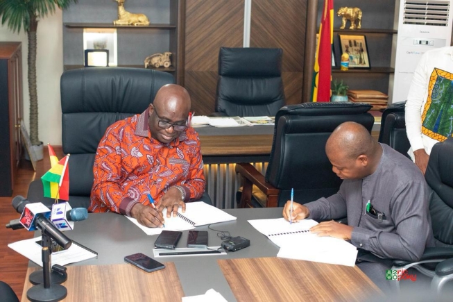 Eric Opoku (left), the Minister of Food and Agriculture signing the memorandum of understanding with Sena Amevor (right), the Founder and CEO of FarmMate LTD.