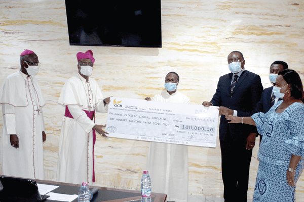 Sir Knight Bro. Charles Cobb ( right), Supreme Knight of the Knights of Marshall, presenting the cheque to Most Rev. Charles Gabriel Palmer-Buckle (2nd left), the Archbishop of Cape Coast and Vice President of the Ghana Catholic Bishops’ Conference, at a ceremony in Accra. Picture: GABRIEL AHIABOR Sir Knight Bro. Charles Cobb ( right), Supreme Knight of the Knights of Marshall, presenting the cheque to Most Rev. Charles Gabriel Palmer-Buckle (2nd left), the Archbishop of Cape Coast and Vice President of the Ghana Catholic Bishops’ Conference, at a ceremony in Accra. Picture: GABRIEL AHIABOR