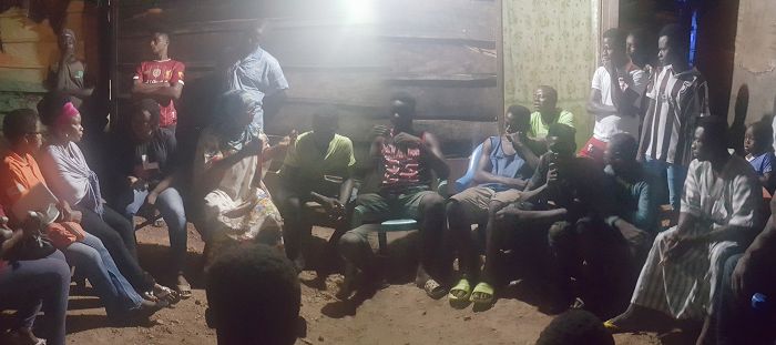 The wheelbarrow pushers in a discussion with the officials on the monitoring visit The wheelbarrow pushers in a discussion with the officials on the monitoring visit