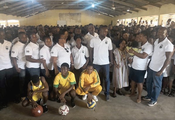  The ‘99 year group and some students of the school after the presentation