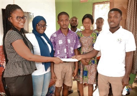 Mr Emmanuel Nargeh (right), Executive Director, Emmnarg Groupe Foundation, presenting the money to Ms Sheila Mankatah (left) of Haavad SHS on behalf of Master Richard Cyrus Adesah (middle)Mr Emmanuel Nargeh (right), Executive Director, Emmnarg Groupe Foundation, presenting the money to Ms Sheila Mankatah (left) of Haavad SHS on behalf of Master Richard Cyrus Adesah (middle)