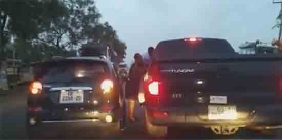 Soldier filmed abusing traffic rules on Afariwaa road Monday morning [VIDEO]