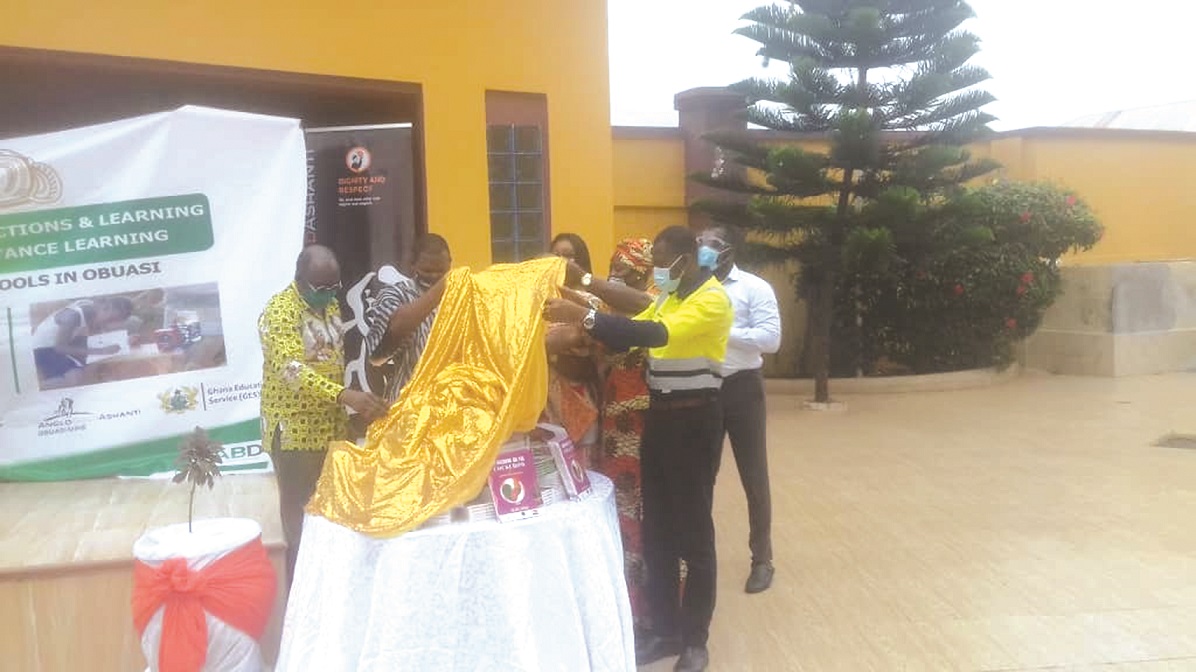 Officials of AngloGold Ashanti (AGA), Otumfuo Osei Tutu II Charity Foundation and the Obuasi Municipal Directorate of Education unveiling the books to be distributed to the junior high students in Obuasi. Radio learning programme for BECE candidates in Obuasi