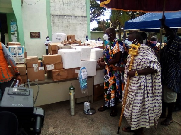 Odeefuo Amoako Buadu VIII (2nd right) presenting the items Odeefuo Amoako Buadu VIII (2nd right) presenting the items