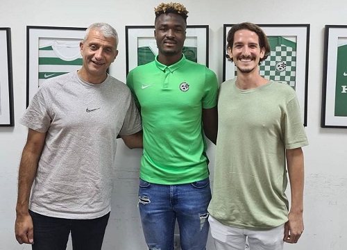 David Acquah in the company of officials of Maccabi Haifa David Acquah joins Maccabi Haifa