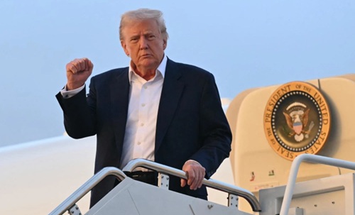 US President Donald Trump Trump defends plan to accept luxury jet from Qatar
