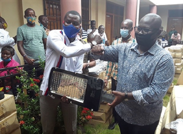 Mr Agripah Opoku, Assembly Member for the North Suntreso Electoral Area, receiving his share of the streetlights from Mr Asenso-Boakye (right) Mr Agripah Opoku, Assembly Member for the North Suntreso Electoral Area, receiving his share of the streetlights from Mr Asenso-Boakye (right)