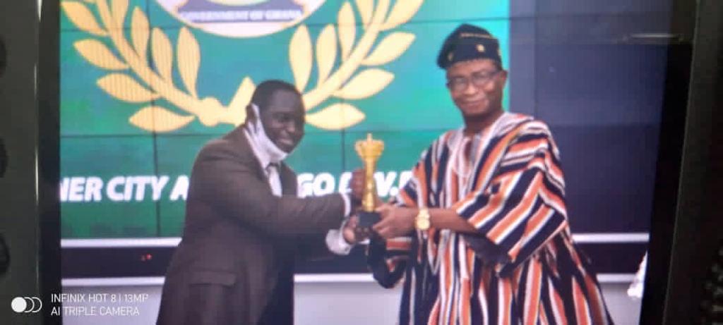Rev. Prof. Emmanuel Moore King Nash, President of the Ghana Leadership Award, presenting the award to Arafat Abdulai (in smock) Rev. Prof. Emmanuel Moore King Nash, President of the Ghana Leadership Award, presenting the award to Arafat Abdulai (in smock)