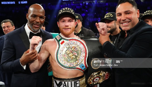 Saul 'Canelo' Alvarez (middle) with Oscar De La Hoya (right) during happier times