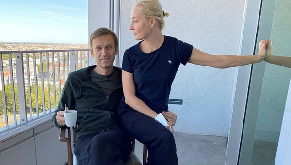 Alexei Navalny and his wife, Yulia Navalnaya, were pictured at the hospital in Berlin Alexei Navalny and his wife, Yulia Navalnaya, were pictured at the hospital in Berlin