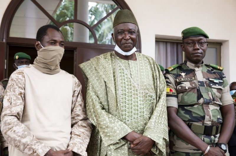 image captionBah Ndaw (C) with junta leaders Col Assimi Goita (L) and Col Malick Diaw (R) on Thursday image captionBah Ndaw (C) with junta leaders Col Assimi Goita (L) and Col Malick Diaw (R) on Thursday