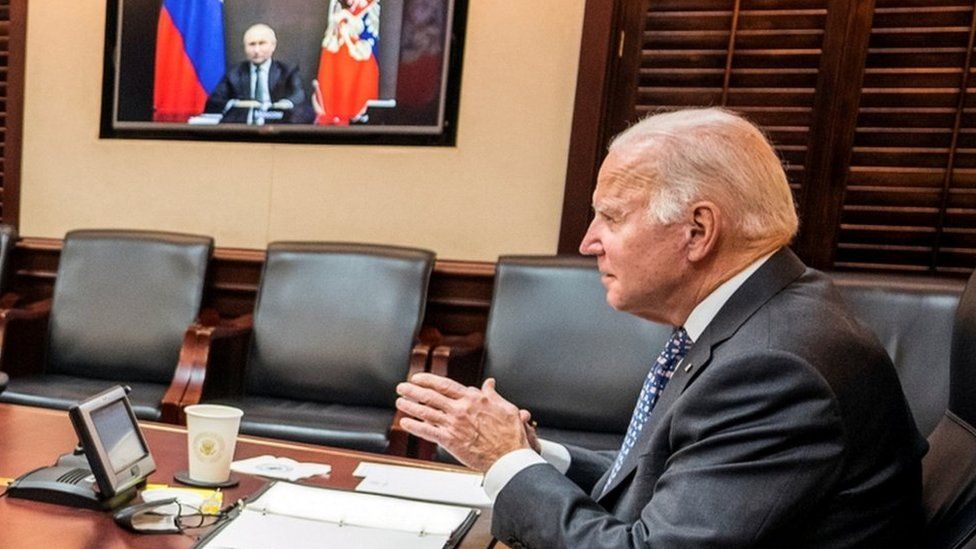 The presidents of the US and Russia held a 50-minute phone call late on Thursday Ukraine tensions: Putin tells Biden new sanctions could rupture ties