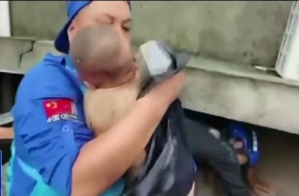 Chinese rescuers pull out a baby trapped under rubble after floods Chinese rescuers pull out a baby trapped under rubble after floods