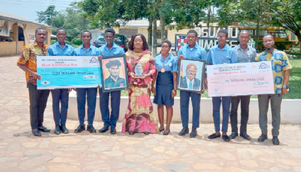• The contestants with their award winning paintings • The contestants with their award winning paintings