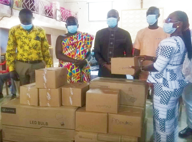 Dr Kingsley Nyarko, MP for Kwadaso, presenting the items to Mrs Mavis Afriyie Opoku Gyau, Assembly Member for Asuoyeboa. In Kente cloth is Mr Richmond Agyenim Boateng, MCE for Kwadaso Dr Kingsley Nyarko, MP for Kwadaso, presenting the items to Mrs Mavis Afriyie Opoku Gyau, Assembly Member for Asuoyeboa. In Kente cloth is Mr Richmond Agyenim Boateng, MCE for Kwadaso