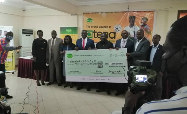 Sammi Awuku, Director-General of NLA (in red tie) and Vincent Sowah Odotei (4th right), Hearts Board member, displaying the dummy cheque with some NLA officials. Sammi Awuku, Director-General of NLA (in red tie) and Vincent Sowah Odotei (4th right), Hearts Board member, displaying the dummy cheque with some NLA officials.