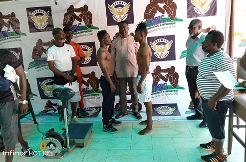 Manye Plange (left) in a face-off with Beninois Beninois Zanoun Prince. Idrowhyt Centre to host 10 thrilling fights on Saturday night