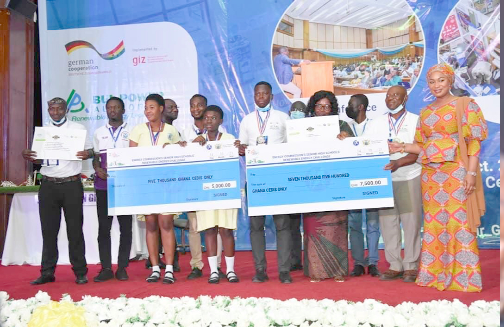 Mrs Samira Bawumia (right), the Wife of the Vice-President, presenting the overall prize to the Gyaama Pensan SHTS team Mrs Samira Bawumia (right), the Wife of the Vice-President, presenting the overall prize to the Gyaama Pensan SHTS team
