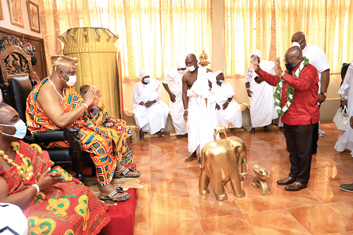 President Akufo-Addo (right) exchanging pleasantries with Nii Tackie Teiko Tsuru II, Ga Mantse, prior to introducing the MMDCEs to him. Picture: SAMUEL TEI ADANO President Akufo-Addo (right) exchanging pleasantries with Nii Tackie Teiko Tsuru II, Ga Mantse, prior to introducing the MMDCEs to him. Picture: SAMUEL TEI ADANO
