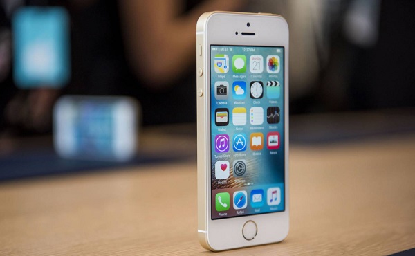 The iPhone SE will no longer receive support from WhatsApp.