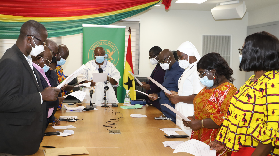 Mr. Kwaku Agyeman-Manu (head of table), Minister of Health, swearing in members of the Komfo Anokye Teaching Hospital Board. Picture: GABRIEL AHIABOR Mr. Kwaku Agyeman-Manu (head of table), Minister of Health, swearing in members of the Komfo Anokye Teaching Hospital Board. Picture: GABRIEL AHIABOR