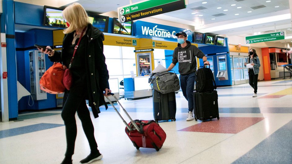 Passengers arrive on a flight from London amid new restrictions to prevent the spread of coronavirus disease at JFK International Airport in New York City, U.S., December 21, 2020. Passengers arrive on a flight from London amid new restrictions to prevent the spread of coronavirus disease at JFK International Airport in New York City, U.S., December 21, 2020.