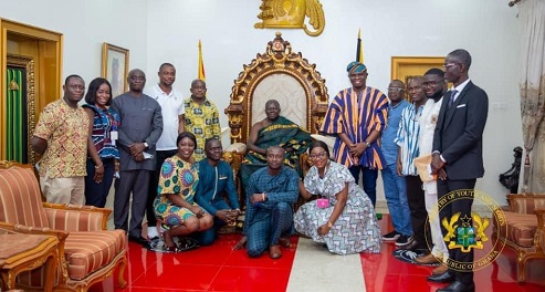 The Asantehene Otumfuo Osei Tutu in a pose with the delegation from the Sports Ministry and the NSA Otumfuo praises Professor Twumasi