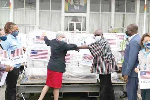 Alhaji Mahama Asei Seini, Deputy Minister of Health, thanking Mrs Stephanie Sullivan (left), US Ambassador to Ghana, after the presentation Alhaji Mahama Asei Seini, Deputy Minister of Health, thanking Mrs Stephanie Sullivan (left), US Ambassador to Ghana, after the presentation