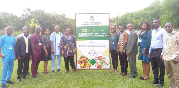Prof. Halim Abubakari (6th from left), President of the Ghana Institute of Horticulturalists, and Philip Quaye (4th from right) vice president of the institute, with some members of the institute