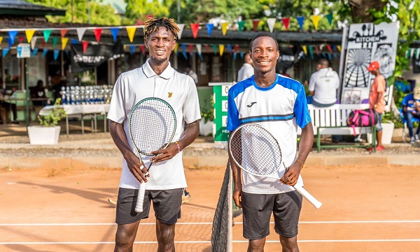 Samuel Antwi (right) beat Johnson Acquah in the men's professional final