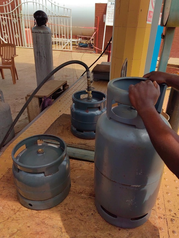 Some food vendors who cook with gas cannot bear the cost of filling their cylinders to the brim. Consumers fill cylinders in ‘tots’ : As prices of LPG bite