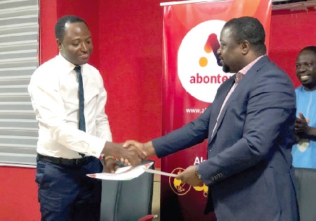 Stephen Onaivi (left), MD of mediaReachOMD Ghana, exchanging the agreement with Norbert Rufu, MD of DDP Outdoor Limited