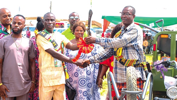 Usmanu Kadiri (2nd from left), 2021 Overall Regional Best Farmer handing over the Staff of Office to Emmanuel Hanson Oklu (right) for winning the 2022 Regional Overall Best Regional Farmer. PICTURE: MAXWELL OCLOO Usmanu Kadiri (2nd from left), 2021 Overall Regional Best Farmer handing over the Staff of Office to Emmanuel Hanson Oklu (right) for winning the 2022 Regional Overall Best Regional Farmer. PICTURE: MAXWELL OCLOO